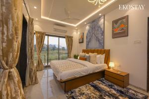 Un dormitorio con una cama y una ventana grande. en EKOSTAY - Ivana Villa, en Lonavala 23 fotos más