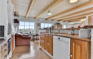 Cucina o angolo cottura di Stunning Apartment In Skårup Fyn