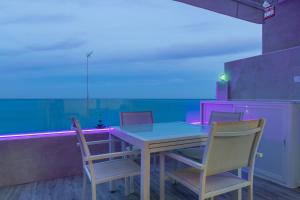 Un comedor con mesa y sillas en Increíble terraza vista al mar, wifi y parking, en Torremolinos 21 fotos más