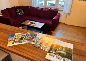 sala de estar con sofá y mesa con revistas en Orient Express Paris-Pressburg by Zaži, en Bratislava