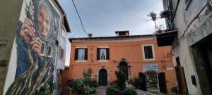 an alley with a building with a mural on it at La casa di Agnese in Fiuggi