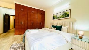 Postel nebo postele na pokoji v ubytování Olive Serviced Apartments - New Friends Colony