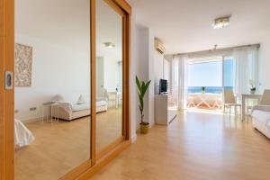 Postel nebo postele na pokoji v ubytování Roca Chica - Parking - Frente Playa - Terraza - Wifi - Bajondillo y Carihuela