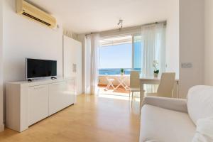 TV a/nebo společenská místnost v ubytování Roca Chica - Parking - Frente Playa - Terraza - Wifi - Bajondillo y Carihuela