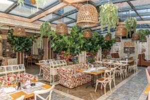 Restoran või mõni muu söögikoht majutusasutuses Cosmopolitan Hotel & Wellness