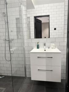 Ένα μπάνιο στο Newly renovated apartment