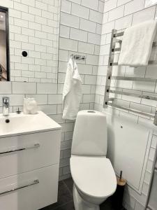 Ένα μπάνιο στο Newly renovated apartment