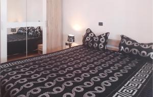 Posteľ alebo postele v izbe v ubytovaní 3 Bedroom Nice Home In Vodnjan