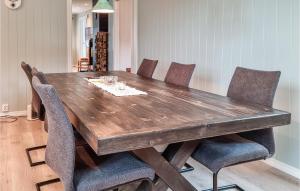 una mesa de comedor con sillas alrededor en Awesome Home In Lillesand With Wifi, en Lillesand