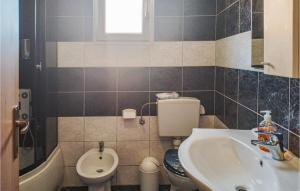 Kúpeľňa v ubytovaní 3 Bedroom Nice Home In Vodnjan