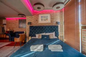 een slaapkamer met een blauw bed met 2 handdoeken erop bij Hotel Agit Congress&Spa in Lublin +114 foto's