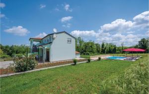 Bazén v ubytovaní 2 Bedroom Cozy Home In Sv,lovrec alebo v jeho blízkosti