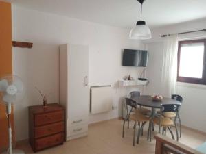 a dining room with a table and chairs in a room at Mar de Ana, Frente al mar, interno a una cuadra del centro in San Bernardo