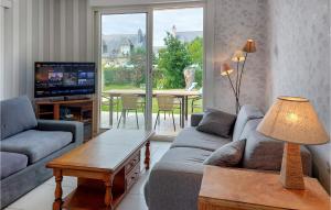 Una sala de estar con un sofá y un televisor. en 4 Bedroom Beautiful Home In Cancale, en Cancale