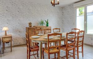 Un comedor con mesa y sillas en 4 Bedroom Beautiful Home In Cancale, en Cancale