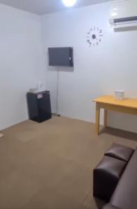 Televisyen dan/atau pusat hiburan di Js Guest House