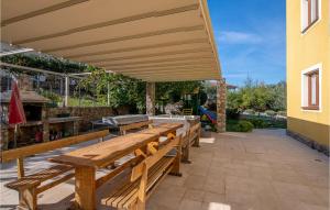 Balkon lub taras w obiekcie Cozy Apartment In Salatici With Jacuzzi