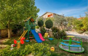 Plac zabaw dla dzieci w obiekcie Cozy Apartment In Salatici With Jacuzzi