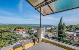 balkon z 2 krzesłami i widokiem na miasto w obiekcie Cozy Apartment In Salatici With Jacuzzi w mieście Salatić