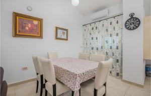 Zdjęcie z galerii obiektu Cozy Apartment In Salatici With Jacuzzi w mieście Salatić