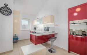 Kuchnia lub aneks kuchenny w obiekcie Cozy Apartment In Salatici With Jacuzzi