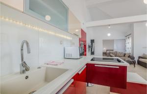 Zdjęcie z galerii obiektu Cozy Apartment In Salatici With Jacuzzi w mieście Salatić