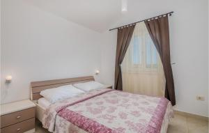 Łóżko lub łóżka w pokoju w obiekcie Cozy Apartment In Salatici With Jacuzzi