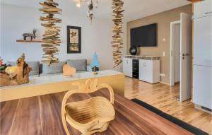 ターレにある1 Bedroom Beautiful Apartment In Thaleのテーブルと椅子のあるリビングルーム