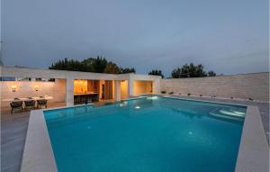 プレコにあるGorgeous Home In Prekoの家の裏庭にあるプール