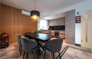 プレコにあるGorgeous Home In Prekoのキッチンにテーブルと椅子があるダイニングルーム