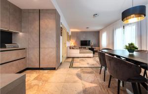 プレコにあるGorgeous Home In Prekoのテーブルと椅子のあるキッチンとリビングルーム