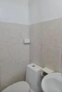Bilik mandi di Js Guest House