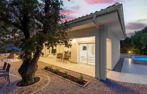 Bazén v ubytovaní 2 Bedroom Pet Friendly Home In Zestilac alebo v jeho blízkosti