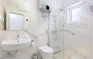 Kúpeľňa v ubytovaní 2 Bedroom Pet Friendly Home In Zestilac