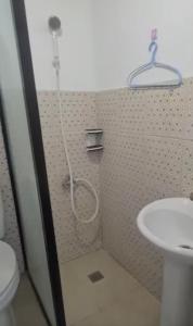 Bilik mandi di Js Guest House