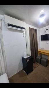 Televisyen dan/atau pusat hiburan di Js Guest House