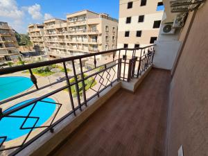 Balkón nebo terasa v ubytování شقة سكنية فاخرة كمبوند بيرل بيراميدز