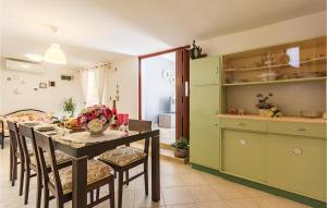 una cucina e una sala da pranzo con tavolo e sedie di Holiday Home Pavicini 26 a Veliki Vareški