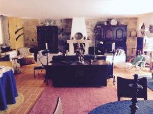 - un salon avec une table et des chaises dans l'établissement Casa de Sao Cosmado, à Mangualde