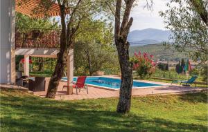 Bazén v ubytování Holiday Home Vojnic Sinjski 11 nebo v jeho okolí