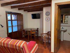 un soggiorno con tavolo e lavandino di Apartamentos el Cueto de los Collado a Villanueva de Pría