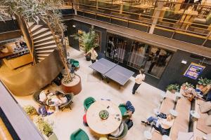 uma vista superior de um átrio com pessoas sentadas em cadeiras em Hotel With Urban Deli em Estocolmo