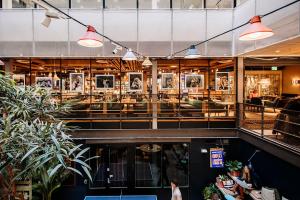 Um restaurante ou outro lugar para comer em Hotel With Urban Deli