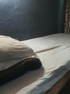 Postel nebo postele na pokoji v ubytování Bapuji Dormitory Hostel Mumbai