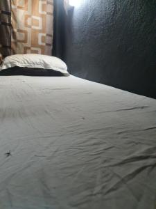 Postel nebo postele na pokoji v ubytování Bapuji Dormitory Hostel Mumbai