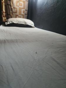 Postel nebo postele na pokoji v ubytování Bapuji Dormitory Hostel Mumbai