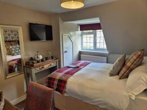 a bedroom with a large bed in a room at The Three Cups Inn in Stockbridge