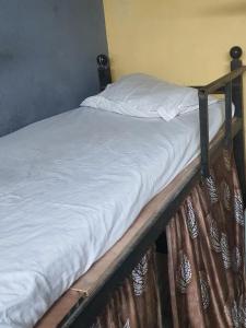 Postel nebo postele na pokoji v ubytování Bapuji Dormitory Hostel Mumbai