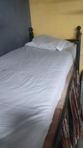 Postel nebo postele na pokoji v ubytování Bapuji Dormitory Hostel Mumbai