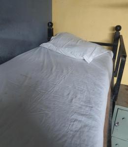 Postel nebo postele na pokoji v ubytování Bapuji Dormitory Hostel Mumbai